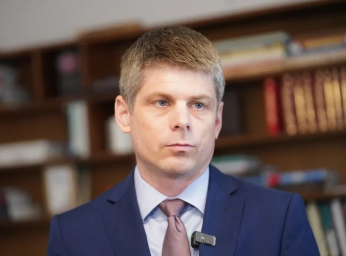 Гујон-за-Фронтиjер-:-Данас-на-Косову-живи-пет-одсто-Срба,-а-пре-једног-века-чинили-су-већину